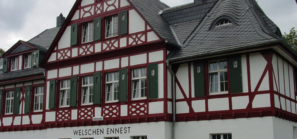 Attendorner Denkmalschutzfenster in einem als Wohn- und Geschäftshaus umgebauten ehemaligen Bahnhof