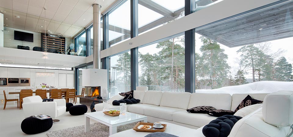 Attendorner Energiesparfenster in nordischer Kiefer, große, feststehende Glasfassade, dunkel lasiert, in einem Wohnhaus in Finnland; Foto: Studio Hans Koistinen